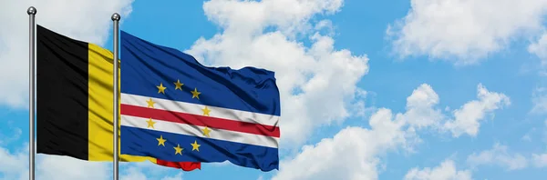 Bandera de Bélgica y Cabo Verde ondeando en el viento contra el cielo azul nublado blanco juntos. Concepto diplomático, relaciones internacionales . — Foto de Stock