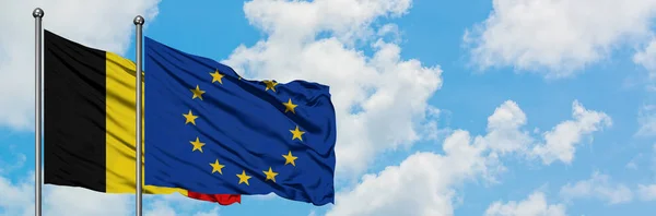 Bendera Belgia dan Uni Eropa melambai dalam angin melawan langit biru putih bersama-sama. Konsep diplomasi, hubungan internasional . — Stok Foto