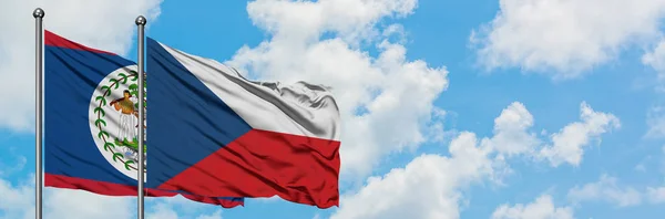 Белізу і Чеської Республіки прапор розмахуючи в вітру проти білого хмарного синього неба разом. Концепція дипломатії, міжнародні відносини. — стокове фото