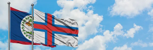 Беліз і Фарерські острови прапор розмахуючи в вітру проти білого хмарного синього неба разом. Концепція дипломатії, міжнародні відносини. — стокове фото
