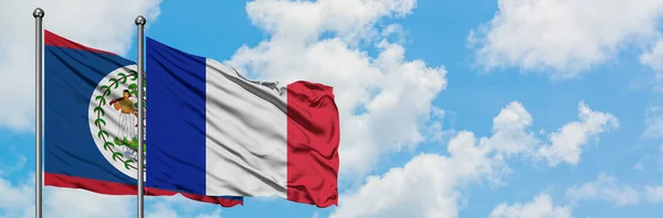 Беліз і Франція прапор розмахуючи в вітру проти білого хмарного синього неба разом. Концепція дипломатії, міжнародні відносини. — стокове фото