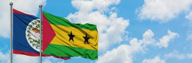 Belize ve Sao Tome ve Principe bayrak birlikte beyaz bulutlu mavi gökyüzüne karşı rüzgarda sallayarak. Diplomasi kavramı, uluslararası ilişkiler.