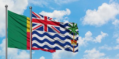 Benin ve İngiliz Hint Okyanusu Toprakları bayrağı birlikte beyaz bulutlu mavi gökyüzüne karşı rüzgarda sallayarak. Diplomasi kavramı, uluslararası ilişkiler.