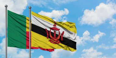 Benin ve Brunei bayrağı birlikte beyaz bulutlu mavi gökyüzüne karşı rüzgarda sallayarak. Diplomasi kavramı, uluslararası ilişkiler.