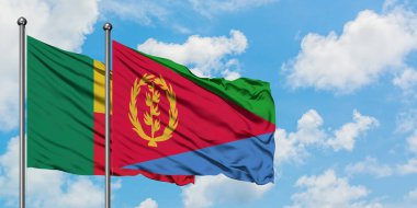 Benin ve Eritre bayrağı birlikte beyaz bulutlu mavi gökyüzüne karşı rüzgarda sallayarak. Diplomasi kavramı, uluslararası ilişkiler.