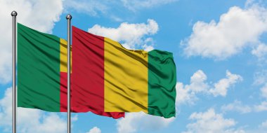 Benin ve Gine bayrağı birlikte beyaz bulutlu mavi gökyüzüne karşı rüzgarda sallayarak. Diplomasi kavramı, uluslararası ilişkiler.