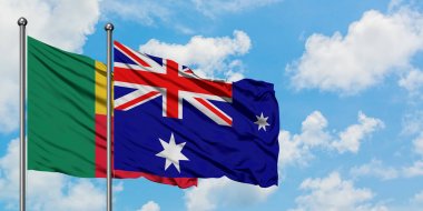 Benin ve Heard Adası ve Mcdonald Adaları bayrağı birlikte beyaz bulutlu mavi gökyüzüne karşı rüzgarda sallayarak. Diplomasi kavramı, uluslararası ilişkiler.