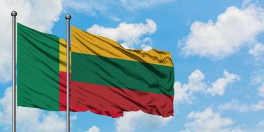 Benin ve Litvanya bayrağı birlikte beyaz bulutlu mavi gökyüzüne karşı rüzgarda sallayarak. Diplomasi kavramı, uluslararası ilişkiler.