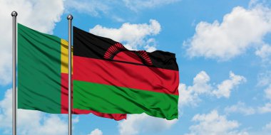 Benin ve Malavi bayrağı birlikte beyaz bulutlu mavi gökyüzüne karşı rüzgarda sallayarak. Diplomasi kavramı, uluslararası ilişkiler.