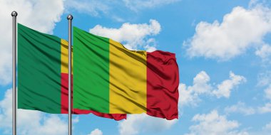 Benin ve Mali bayrağı birlikte beyaz bulutlu mavi gökyüzüne karşı rüzgarda sallayarak. Diplomasi kavramı, uluslararası ilişkiler.