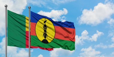 Benin ve Yeni Kaledonya bayrağı birlikte beyaz bulutlu mavi gökyüzüne karşı rüzgarda sallayarak. Diplomasi kavramı, uluslararası ilişkiler.