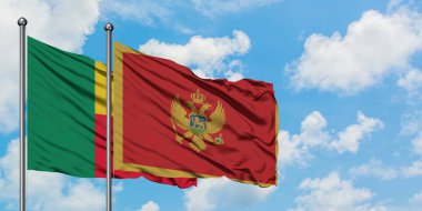 Benin ve Karadağ bayrağı birlikte beyaz bulutlu mavi gökyüzüne karşı rüzgarda sallayarak. Diplomasi kavramı, uluslararası ilişkiler.