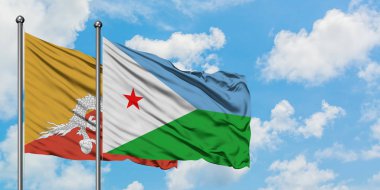 Bhutan ve Cibuti bayrağı birlikte beyaz bulutlu mavi gökyüzüne karşı rüzgarda sallayarak. Diplomasi kavramı, uluslararası ilişkiler.