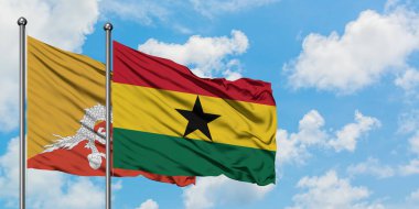 Bhutan ve Gana bayrağı birlikte beyaz bulutlu mavi gökyüzüne karşı rüzgarda sallayarak. Diplomasi kavramı, uluslararası ilişkiler.