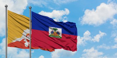 Bhutan ve Haiti bayrağı birlikte beyaz bulutlu mavi gökyüzüne karşı rüzgarda sallayarak. Diplomasi kavramı, uluslararası ilişkiler.