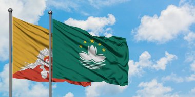 Bhutan ve Macao bayrağı birlikte beyaz bulutlu mavi gökyüzüne karşı rüzgarda sallayarak. Diplomasi kavramı, uluslararası ilişkiler.