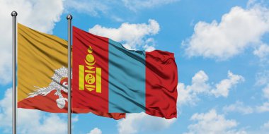 Bhutan ve Moğolistan bayrağı birlikte beyaz bulutlu mavi gökyüzüne karşı rüzgarda sallayarak. Diplomasi kavramı, uluslararası ilişkiler.