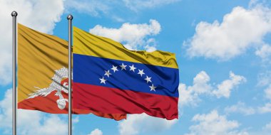 Bhutan ve Venezuela bayrağı birlikte beyaz bulutlu mavi gökyüzüne karşı rüzgarda sallayarak. Diplomasi kavramı, uluslararası ilişkiler.