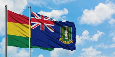 Bolivya ve İngiliz Virgin Adaları bayrağı birlikte beyaz bulutlu mavi gökyüzüne karşı rüzgarda sallayarak. Diplomasi kavramı, uluslararası ilişkiler.