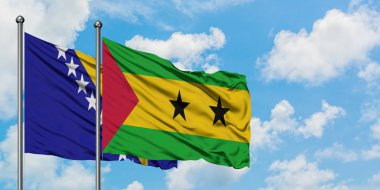 Bosna Hersek ve Sao Tome ve Principe bayrağı birlikte beyaz bulutlu mavi gökyüzüne karşı rüzgarda sallayarak. Diplomasi kavramı, uluslararası ilişkiler.