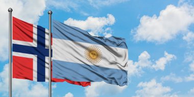 Bouvet Adaları ve Arjantin bayrağı birlikte beyaz bulutlu mavi gökyüzüne karşı rüzgarda sallayarak. Diplomasi kavramı, uluslararası ilişkiler.