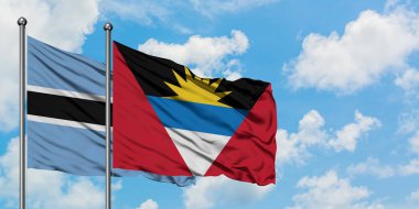 Botsvana ve Antigua ve Barbuda bayrağı birlikte beyaz bulutlu mavi gökyüzüne karşı rüzgarda sallayarak. Diplomasi kavramı, uluslararası ilişkiler.