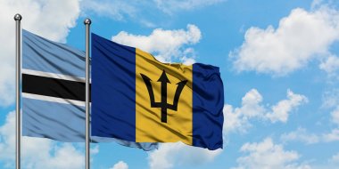 Botsvana ve Barbados bayrağı birlikte beyaz bulutlu mavi gökyüzüne karşı rüzgarda sallayarak. Diplomasi kavramı, uluslararası ilişkiler.