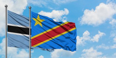 Botsvana ve Kongo bayrağı birlikte beyaz bulutlu mavi gökyüzüne karşı rüzgarda sallayarak. Diplomasi kavramı, uluslararası ilişkiler.