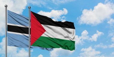 Botsvana ve Filistin bayrağı birlikte beyaz bulutlu mavi gökyüzüne karşı rüzgarda sallayarak. Diplomasi kavramı, uluslararası ilişkiler.