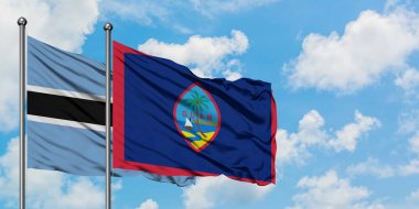 Botsvana ve Guam bayrağı birlikte beyaz bulutlu mavi gökyüzüne karşı rüzgarda sallayarak. Diplomasi kavramı, uluslararası ilişkiler.