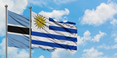 Botsvana ve Uruguay bayrağı birlikte beyaz bulutlu mavi gökyüzüne karşı rüzgarda sallayarak. Diplomasi kavramı, uluslararası ilişkiler.