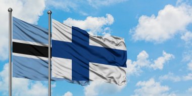 Botsvana ve Finlandiya bayrağı birlikte beyaz bulutlu mavi gökyüzüne karşı rüzgarsal sallayarak. Diplomasi kavramı, uluslararası ilişkiler.