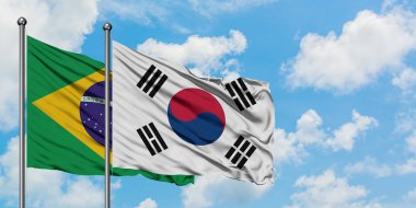 Brezilya ve Güney Kore bayrağı birlikte beyaz bulutlu mavi gökyüzüne karşı rüzgarsal sallayarak. Diplomasi kavramı, uluslararası ilişkiler.