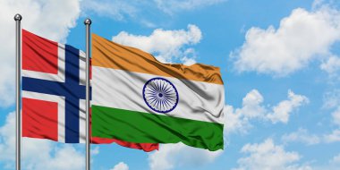 Bouvet Adaları ve Hindistan bayrağı birlikte beyaz bulutlu mavi gökyüzüne karşı rüzgarda sallayarak. Diplomasi kavramı, uluslararası ilişkiler.