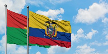 Burkina Faso ve Ekvador bayrağı birlikte beyaz bulutlu mavi gökyüzüne karşı rüzgarda sallayarak. Diplomasi kavramı, uluslararası ilişkiler.