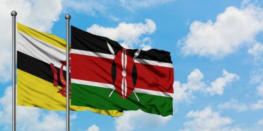 Brunei ve Kenya bayrağı birlikte beyaz bulutlu mavi gökyüzüne karşı rüzgarda sallayarak. Diplomasi kavramı, uluslararası ilişkiler.