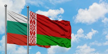 Bulgaristan ve Beyaz Rusya bayrağı birlikte beyaz bulutlu mavi gökyüzüne karşı rüzgarda sallayarak. Diplomasi kavramı, uluslararası ilişkiler.