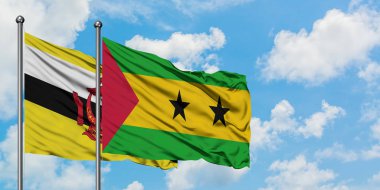 Brunei ve Sao Tome ve Principe bayrak birlikte beyaz bulutlu mavi gökyüzüne karşı rüzgarda sallayarak. Diplomasi kavramı, uluslararası ilişkiler.