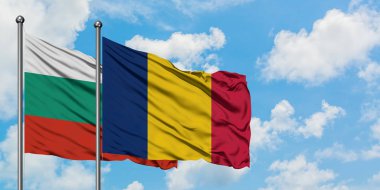 Bulgaristan ve Çad bayrağı birlikte beyaz bulutlu mavi gökyüzüne karşı rüzgarda sallayarak. Diplomasi kavramı, uluslararası ilişkiler.