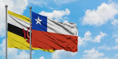 Brunei ve Şili bayrağı birlikte beyaz bulutlu mavi gökyüzüne karşı rüzgarda sallayarak. Diplomasi kavramı, uluslararası ilişkiler.