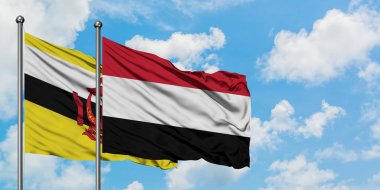 Brunei ve Yemen bayrağı birlikte beyaz bulutlu mavi gökyüzüne karşı rüzgarda sallayarak. Diplomasi kavramı, uluslararası ilişkiler.
