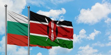 Bulgaristan ve Kenya bayrağı birlikte beyaz bulutlu mavi gökyüzüne karşı rüzgarda sallayarak. Diplomasi kavramı, uluslararası ilişkiler.