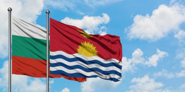 Bulgaristan ve Kiribati bayrağı birlikte beyaz bulutlu mavi gökyüzüne karşı rüzgarda sallayarak. Diplomasi kavramı, uluslararası ilişkiler.