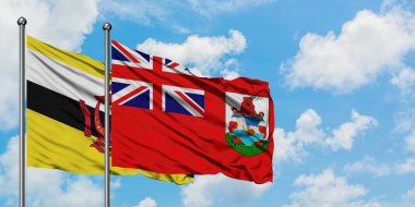 Brunei ve Bermuda bayrağı birlikte beyaz bulutlu mavi gökyüzüne karşı rüzgarda sallayarak. Diplomasi kavramı, uluslararası ilişkiler.