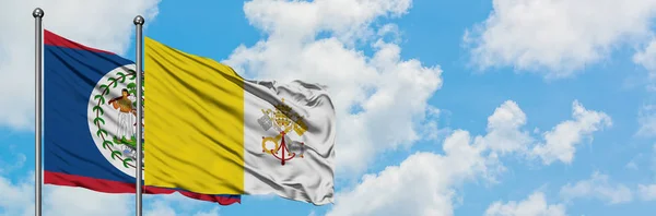 Bandera de Belice y Ciudad del Vaticano ondeando en el viento contra el cielo azul nublado blanco juntos. Concepto diplomático, relaciones internacionales . — Foto de Stock