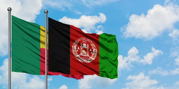 Bandera de Benín y Afganistán ondeando en el viento contra el cielo azul nublado blanco juntos. Concepto diplomático, relaciones internacionales . — Foto de Stock