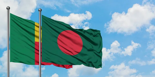 Bandera de Benín y Bangladesh ondeando en el viento contra el cielo azul nublado blanco juntos. Concepto diplomático, relaciones internacionales . — Foto de Stock