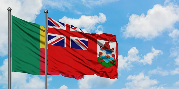 Bandera de Benín y Bermudas ondeando en el viento contra el cielo azul nublado blanco juntos. Concepto diplomático, relaciones internacionales . — Foto de Stock