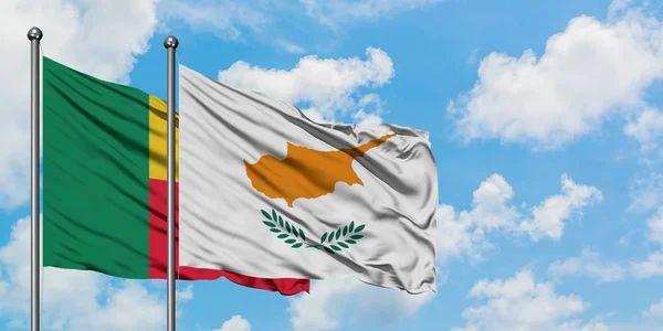 Benin e Cipro bandiera sventolando nel vento contro bianco cielo blu nuvoloso insieme. Concetto di diplomazia, relazioni internazionali . — Foto Stock