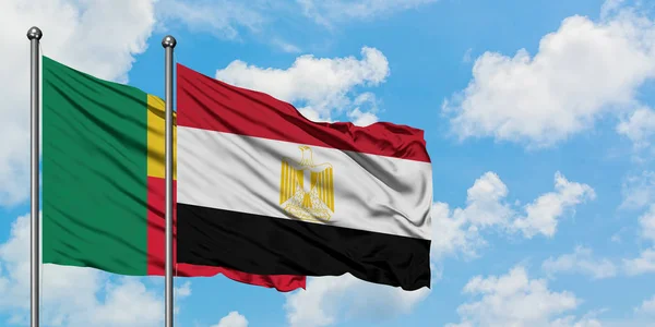 Bandera de Benín y Egipto ondeando en el viento contra el cielo azul nublado blanco juntos. Concepto diplomático, relaciones internacionales . — Foto de Stock
